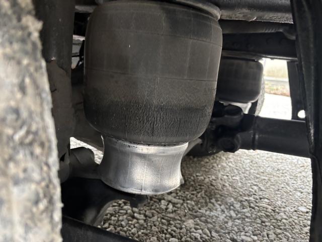 ヒノレンジャー アルミバン ワイド ベッド付 エアサス ハイルーフ 日本フルハーフ 6,210×2,390×2,570 サイドドア ステンレス使用 メッキパーツ アルミホイール 積載2.6t F6 6速 マニュアル 4tウイング バックカメラ シートヒーター付(50枚目)