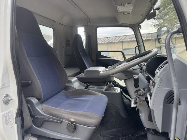 ファイター ２．９ｔ吊６段クレーン　木平　ワイド　ベッド付　増トン　古河ユニック　ＵＲＵ３７６　フックイン　ラジコン　差し違いアウトリガー　リアアウトリガー　油圧ゲート　５，６００×２，４００　積載５．４ｔ　Ｆ６　６速　マニュアル　増ｔクレーン　吊ｔ数２．９ｔ吊（35枚目）