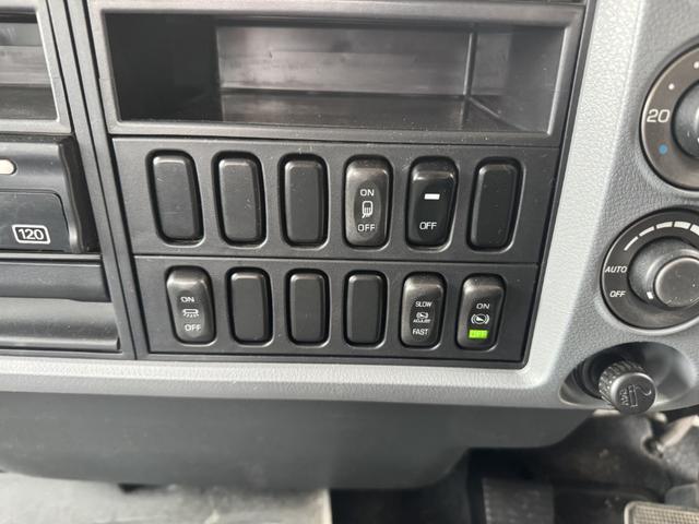 ファイター ２．９ｔ吊６段クレーン　木平　ワイド　ベッド付　増トン　古河ユニック　ＵＲＵ３７６　フックイン　ラジコン　差し違いアウトリガー　リアアウトリガー　油圧ゲート　５，６００×２，４００　積載５．４ｔ　Ｆ６　６速　マニュアル　増ｔクレーン　吊ｔ数２．９ｔ吊（40枚目）