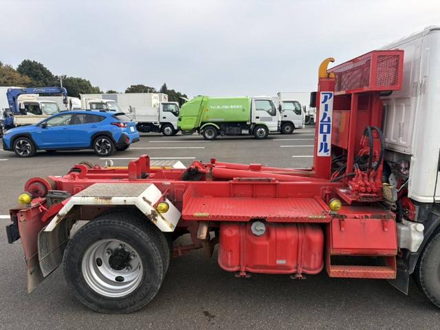 エルフトラック アームロール 新明和 CCA22-12T ツインホイスト 5t限定免許対応 積載2t F6 6速 マニュアル 脱着装置付きコンテナ専用車 コンテナ車 新明和アームロール(7枚目)