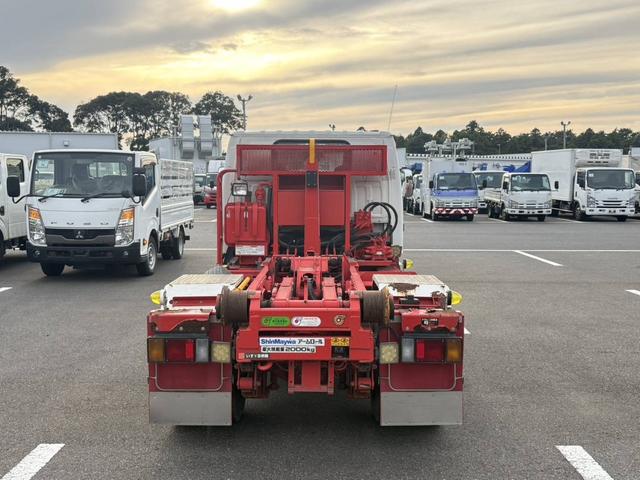 エルフトラック アームロール 新明和 CCA22-12T ツインホイスト 5t限定免許対応 積載2t F6 6速 マニュアル 脱着装置付きコンテナ専用車 コンテナ車 新明和アームロール(9枚目)