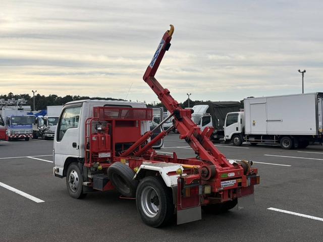 エルフトラック アームロール 新明和 CCA22-12T ツインホイスト 5t限定免許対応 積載2t F6 6速 マニュアル 脱着装置付きコンテナ専用車 コンテナ車 新明和アームロール(10枚目)