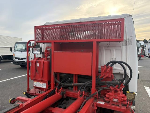 エルフトラック アームロール 新明和 CCA22-12T ツインホイスト 5t限定免許対応 積載2t F6 6速 マニュアル 脱着装置付きコンテナ専用車 コンテナ車 新明和アームロール(13枚目)