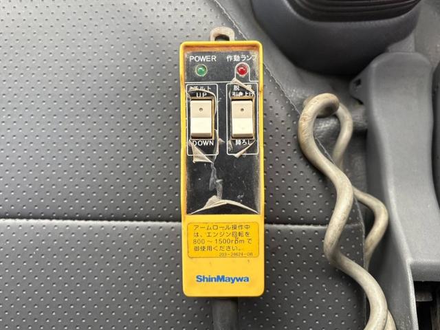 エルフトラック アームロール 新明和 CCA22-12T ツインホイスト 5t限定免許対応 積載2t F6 6速 マニュアル 脱着装置付きコンテナ専用車 コンテナ車 新明和アームロール(28枚目)