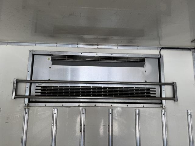 エルフトラック 低温冷凍車　ワイドロング　格納ゲート　菱重　ＴＤＪＳ４０Ａ－Ｌ２　－３０℃設定　エバハウス　スタンバイ　サイドドア　４，４００×２，０００×１，９４０　積載３．５５ｔ　車検付　Ｆ６　６速　マニュアル　極東開発　パワーゲート　ゲート付（17枚目）