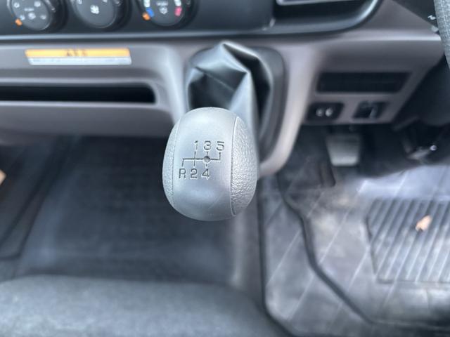 キャンター ２．９ｔ吊４段クレーン　木平　ワイドロング　タダノ　ＺＸ２９４ＨＲＳＡ　フックイン　ラジコン　３，７００×２，０９０　積載３．３５ｔ　走行４０６ｋｍ　車検付　Ｉ５　５速　マニュアル　吊ｔ数２．９ｔ吊　４段ブーム　古河ユニック　送信機（34枚目）