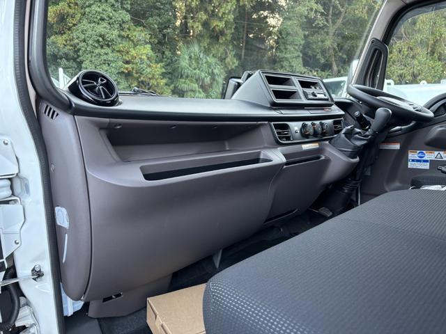 キャンター ２．９ｔ吊４段クレーン　木平　ワイドロング　タダノ　ＺＸ２９４ＨＲＳＡ　フックイン　ラジコン　３，７００×２，０９０　積載３．３５ｔ　走行４０６ｋｍ　車検付　Ｉ５　５速　マニュアル　吊ｔ数２．９ｔ吊　４段ブーム　古河ユニック　送信機（40枚目）