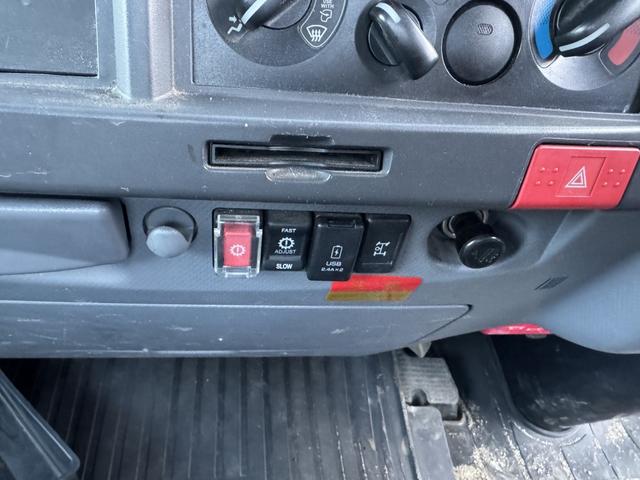 エルフトラック ２．２ｔ吊４段簡易クレーン付き　木平　ワイドロング　タダノ　ＺＳ２２４ＨＢＡ　フックイン　４，３６０×２，０８０　積載２ｔ　シフト：スムーサー　２ペダル　セミオートマ　吊ｔ数２．２ｔ吊　４段ブーム　ＥＴＣ　ＬＤＷＳ　　プリクラッシュブレーキ（ＰＣＢ）（32枚目）