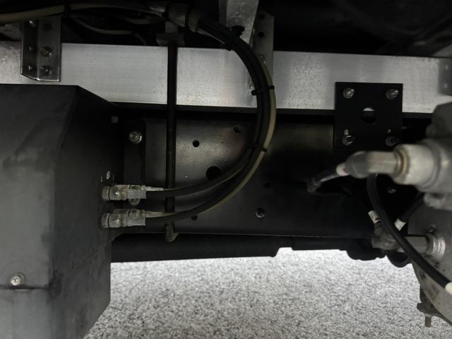 コンドル アルミウイング ワイド ベッド付 エアサス ゲート蓋 日本フルハーフ 6,210×2,410×2,490 ラッシング2段 引出しフック6対 アルミホイール 積載2.45t F6 6速 マニュアル 4tウイング バックカメラ エアサスコントローラー(25枚目)