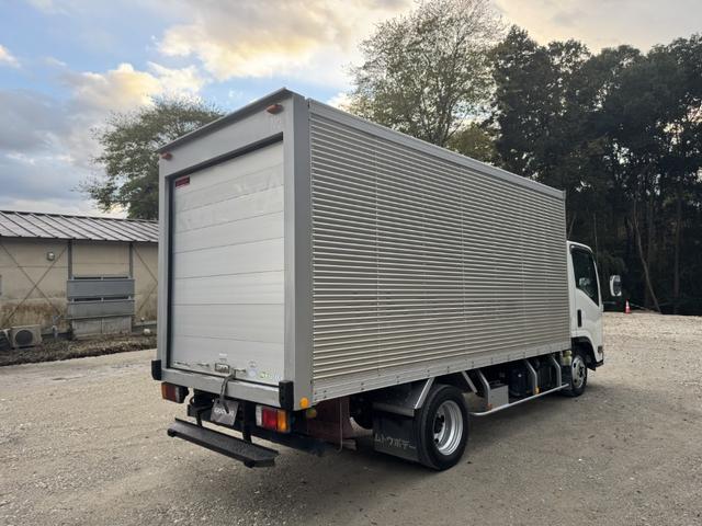 エルフトラック アルミバン　標準ロング　ムトウボデー　リアシャッター扉　荷箱内ステンレス張り　荷箱内フロントパネル加工穴　走行５６千ｋｍ　積載２ｔ　Ｆ６　６速　マニュアル　２ｔバン　ＥＴＣ１．０　アイドリングストップ（3枚目）