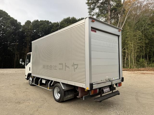 エルフトラック アルミバン　標準ロング　ムトウボデー　リアシャッター扉　荷箱内ステンレス張り　荷箱内フロントパネル加工穴　走行５６千ｋｍ　積載２ｔ　Ｆ６　６速　マニュアル　２ｔバン　ＥＴＣ１．０　アイドリングストップ（4枚目）