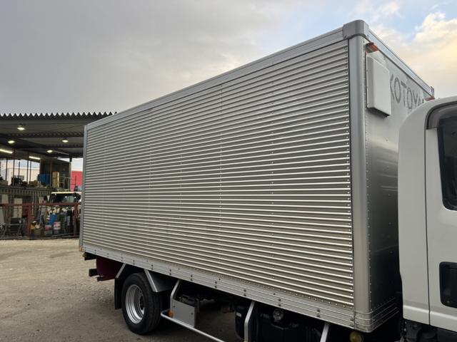 エルフトラック アルミバン　標準ロング　ムトウボデー　リアシャッター扉　荷箱内ステンレス張り　荷箱内フロントパネル加工穴　走行５６千ｋｍ　積載２ｔ　Ｆ６　６速　マニュアル　２ｔバン　ＥＴＣ１．０　アイドリングストップ（5枚目）