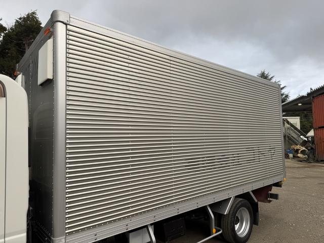 エルフトラック アルミバン　標準ロング　ムトウボデー　リアシャッター扉　荷箱内ステンレス張り　荷箱内フロントパネル加工穴　走行５６千ｋｍ　積載２ｔ　Ｆ６　６速　マニュアル　２ｔバン　ＥＴＣ１．０　アイドリングストップ（6枚目）