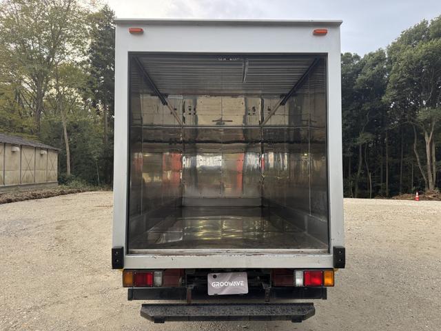 エルフトラック アルミバン　標準ロング　ムトウボデー　リアシャッター扉　荷箱内ステンレス張り　荷箱内フロントパネル加工穴　走行５６千ｋｍ　積載２ｔ　Ｆ６　６速　マニュアル　２ｔバン　ＥＴＣ１．０　アイドリングストップ（8枚目）