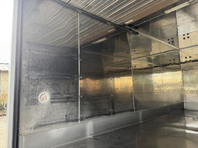 エルフトラック アルミバン　標準ロング　ムトウボデー　リアシャッター扉　荷箱内ステンレス張り　荷箱内フロントパネル加工穴　走行５６千ｋｍ　積載２ｔ　Ｆ６　６速　マニュアル　２ｔバン　ＥＴＣ１．０　アイドリングストップ（9枚目）