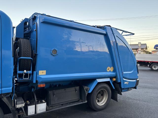 エルフトラック プレスパッカー 新明和 GTO42-5433WS1 4.2立米 汚水タンク 低騒音 助手席側スライドドア 積載2t F6 6速 マニュアル 塵芥車 プレス式 ゴミ収集車 2tパッカー ETC1.0 バックカメラ(8枚目)