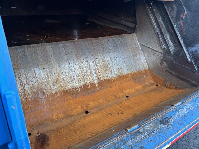 エルフトラック プレスパッカー 新明和 GTO42-5433WS1 4.2立米 汚水タンク 低騒音 助手席側スライドドア 積載2t F6 6速 マニュアル 塵芥車 プレス式 ゴミ収集車 2tパッカー ETC1.0 バックカメラ(11枚目)