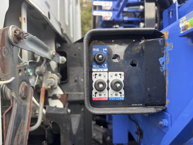 エルフトラック ２．６ｔ吊３段クレーン　木平　標準ロング　タダノ　ＺＥ２６３ＭＨ　フックイン　ラジコン　３，６２０×１，８００　走行７４千ｋｍ　積載２ｔ　Ｆ５　５速　マニュアル　吊ｔ数２．６ｔ吊　３段ブーム　送信機　古河ユニック　２ｔクレーン（22枚目）