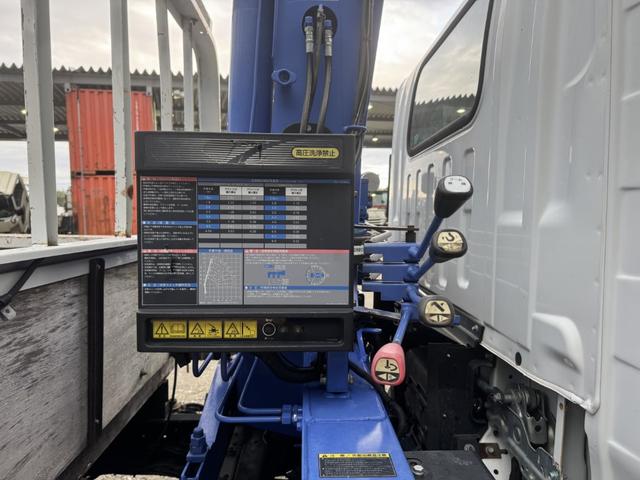 エルフトラック ２．６ｔ吊３段クレーン　木平　標準ロング　タダノ　ＺＥ２６３ＭＨ　フックイン　ラジコン　３，６２０×１，８００　走行７４千ｋｍ　積載２ｔ　Ｆ５　５速　マニュアル　吊ｔ数２．６ｔ吊　３段ブーム　送信機　古河ユニック　２ｔクレーン（23枚目）