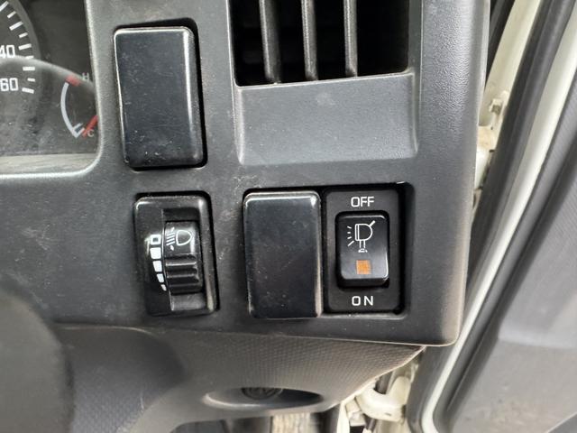 エルフトラック ２．６ｔ吊３段クレーン　木平　標準ロング　タダノ　ＺＥ２６３ＭＨ　フックイン　ラジコン　３，６２０×１，８００　走行７４千ｋｍ　積載２ｔ　Ｆ５　５速　マニュアル　吊ｔ数２．６ｔ吊　３段ブーム　送信機　古河ユニック　２ｔクレーン（39枚目）