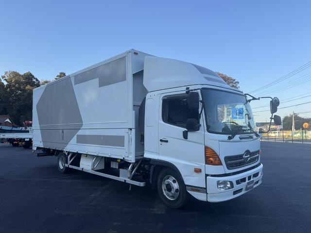 ヒノレンジャー アルミウィング　ワイド　ベッド付　エアサス　日本トレクス　リア観音扉　ラッシング２段　引出しフック７対　２４０馬力　６，８３０×２，４１０×２，３９０　積載２．６ｔ　Ｆ６　６速　マニュアル　４ｔウイング　ＥＴＣ１．０　	バックカメラ（3枚目）