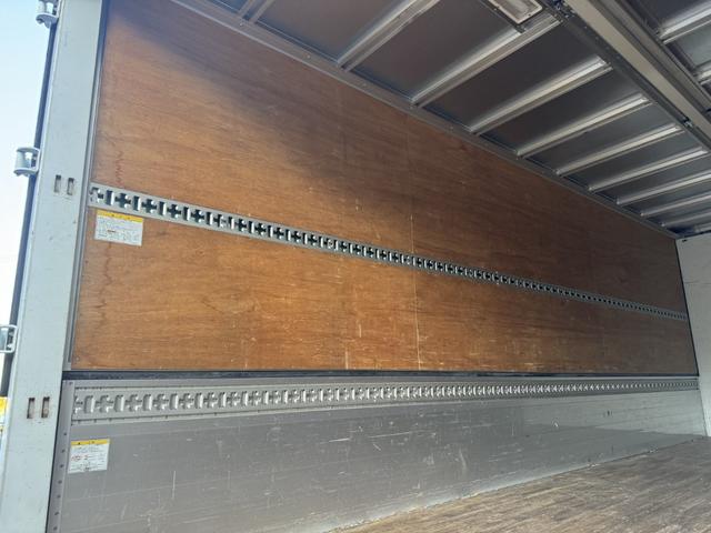 ヒノレンジャー アルミウィング　ワイド　ベッド付　エアサス　日本トレクス　リア観音扉　ラッシング２段　引出しフック７対　２４０馬力　６，８３０×２，４１０×２，３９０　積載２．６ｔ　Ｆ６　６速　マニュアル　４ｔウイング　ＥＴＣ１．０　	バックカメラ（11枚目）