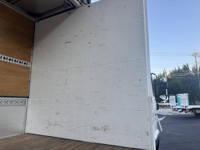 ヒノレンジャー アルミウィング　ワイド　ベッド付　エアサス　日本トレクス　リア観音扉　ラッシング２段　引出しフック７対　２４０馬力　６，８３０×２，４１０×２，３９０　積載２．６ｔ　Ｆ６　６速　マニュアル　４ｔウイング　ＥＴＣ１．０　	バックカメラ（19枚目）