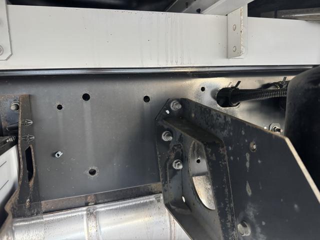 ヒノレンジャー アルミウィング　ワイド　ベッド付　エアサス　日本トレクス　リア観音扉　ラッシング２段　引出しフック７対　２４０馬力　６，８３０×２，４１０×２，３９０　積載２．６ｔ　Ｆ６　６速　マニュアル　４ｔウイング　ＥＴＣ１．０　	バックカメラ（25枚目）