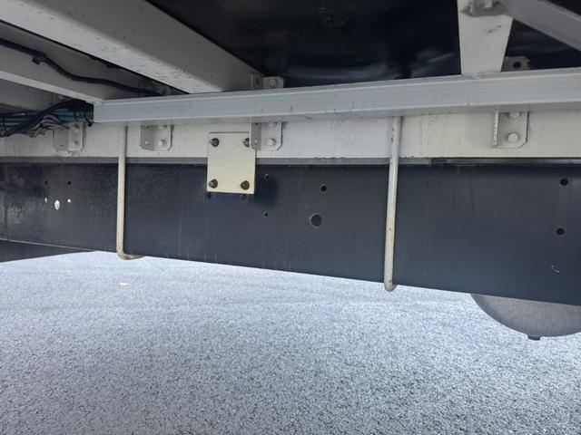 ヒノレンジャー アルミウィング　ワイド　ベッド付　エアサス　日本トレクス　リア観音扉　ラッシング２段　引出しフック７対　２４０馬力　６，８３０×２，４１０×２，３９０　積載２．６ｔ　Ｆ６　６速　マニュアル　４ｔウイング　ＥＴＣ１．０　	バックカメラ（27枚目）