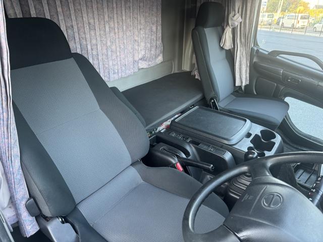 ヒノレンジャー アルミウィング　ワイド　ベッド付　エアサス　日本トレクス　リア観音扉　ラッシング２段　引出しフック７対　２４０馬力　６，８３０×２，４１０×２，３９０　積載２．６ｔ　Ｆ６　６速　マニュアル　４ｔウイング　ＥＴＣ１．０　	バックカメラ（30枚目）