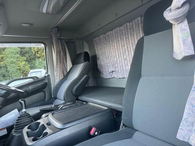 ヒノレンジャー アルミウィング　ワイド　ベッド付　エアサス　日本トレクス　リア観音扉　ラッシング２段　引出しフック７対　２４０馬力　６，８３０×２，４１０×２，３９０　積載２．６ｔ　Ｆ６　６速　マニュアル　４ｔウイング　ＥＴＣ１．０　	バックカメラ（42枚目）