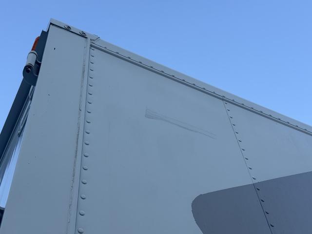 ヒノレンジャー アルミウィング　ワイド　ベッド付　エアサス　日本トレクス　リア観音扉　ラッシング２段　引出しフック７対　２４０馬力　６，８３０×２，４１０×２，３９０　積載２．６ｔ　Ｆ６　６速　マニュアル　４ｔウイング　ＥＴＣ１．０　	バックカメラ（57枚目）