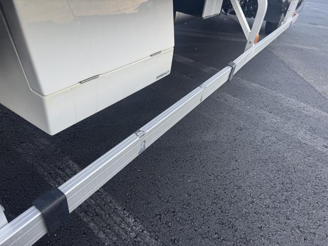 ヒノレンジャー アルミウィング　ワイド　ベッド付　エアサス　日本トレクス　リア観音扉　ラッシング２段　引出しフック７対　２４０馬力　６，８３０×２，４１０×２，３９０　積載２．６ｔ　Ｆ６　６速　マニュアル　４ｔウイング　ＥＴＣ１．０　	バックカメラ（58枚目）