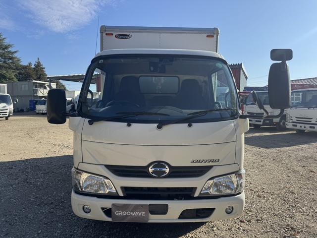 デュトロ パネルバン　１０尺　全低床　キタムラ　リア２重観音扉　ラッシング２段　床ステンレス　左サイドドア　ＡＴ　オートマ　２ペダル　積載１．６ｔ　ＥＴＣ１．０　バックカメラ　車線逸脱警報　プリクラッシュセーフティー　５ｔ限定免許対応（6枚目）