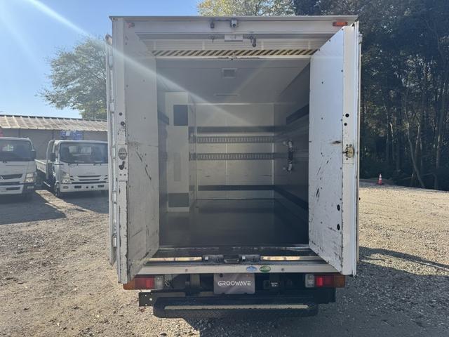 デュトロ パネルバン　１０尺　全低床　キタムラ　リア２重観音扉　ラッシング２段　床ステンレス　左サイドドア　ＡＴ　オートマ　２ペダル　積載１．６ｔ　ＥＴＣ１．０　バックカメラ　車線逸脱警報　プリクラッシュセーフティー　５ｔ限定免許対応（10枚目）