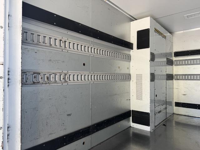 デュトロ パネルバン　１０尺　全低床　キタムラ　リア２重観音扉　ラッシング２段　床ステンレス　左サイドドア　ＡＴ　オートマ　２ペダル　積載１．６ｔ　ＥＴＣ１．０　バックカメラ　車線逸脱警報　プリクラッシュセーフティー　５ｔ限定免許対応（11枚目）