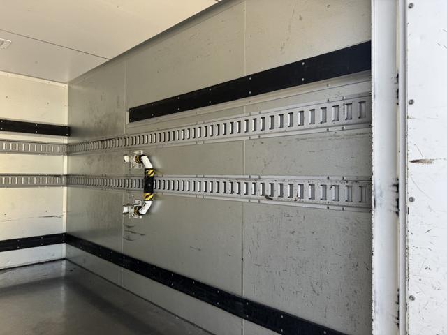 デュトロ パネルバン　１０尺　全低床　キタムラ　リア２重観音扉　ラッシング２段　床ステンレス　左サイドドア　ＡＴ　オートマ　２ペダル　積載１．６ｔ　ＥＴＣ１．０　バックカメラ　車線逸脱警報　プリクラッシュセーフティー　５ｔ限定免許対応（12枚目）