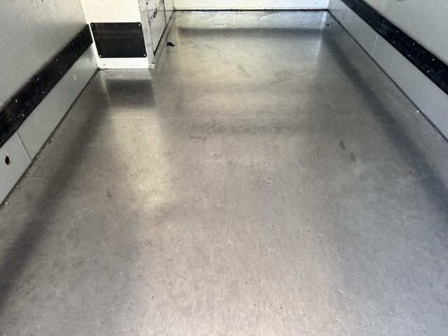 デュトロ パネルバン　１０尺　全低床　キタムラ　リア２重観音扉　ラッシング２段　床ステンレス　左サイドドア　ＡＴ　オートマ　２ペダル　積載１．６ｔ　ＥＴＣ１．０　バックカメラ　車線逸脱警報　プリクラッシュセーフティー　５ｔ限定免許対応（13枚目）