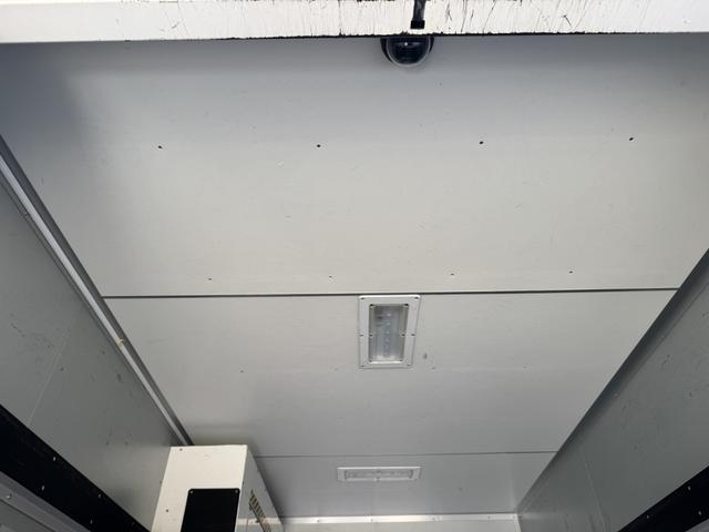 デュトロ パネルバン　１０尺　全低床　キタムラ　リア２重観音扉　ラッシング２段　床ステンレス　左サイドドア　ＡＴ　オートマ　２ペダル　積載１．６ｔ　ＥＴＣ１．０　バックカメラ　車線逸脱警報　プリクラッシュセーフティー　５ｔ限定免許対応（14枚目）