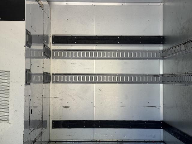 デュトロ パネルバン　１０尺　全低床　キタムラ　リア２重観音扉　ラッシング２段　床ステンレス　左サイドドア　ＡＴ　オートマ　２ペダル　積載１．６ｔ　ＥＴＣ１．０　バックカメラ　車線逸脱警報　プリクラッシュセーフティー　５ｔ限定免許対応（15枚目）