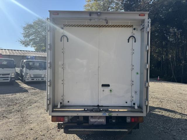 デュトロ パネルバン　１０尺　全低床　キタムラ　リア２重観音扉　ラッシング２段　床ステンレス　左サイドドア　ＡＴ　オートマ　２ペダル　積載１．６ｔ　ＥＴＣ１．０　バックカメラ　車線逸脱警報　プリクラッシュセーフティー　５ｔ限定免許対応（16枚目）