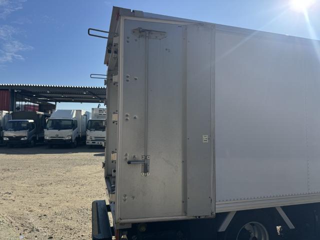 デュトロ パネルバン　１０尺　全低床　キタムラ　リア２重観音扉　ラッシング２段　床ステンレス　左サイドドア　ＡＴ　オートマ　２ペダル　積載１．６ｔ　ＥＴＣ１．０　バックカメラ　車線逸脱警報　プリクラッシュセーフティー　５ｔ限定免許対応（17枚目）