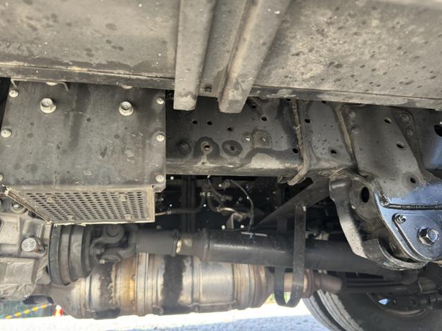 デュトロ パネルバン　１０尺　全低床　キタムラ　リア２重観音扉　ラッシング２段　床ステンレス　左サイドドア　ＡＴ　オートマ　２ペダル　積載１．６ｔ　ＥＴＣ１．０　バックカメラ　車線逸脱警報　プリクラッシュセーフティー　５ｔ限定免許対応（23枚目）