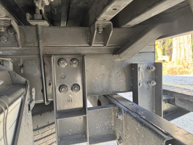 デュトロ パネルバン　１０尺　全低床　キタムラ　リア２重観音扉　ラッシング２段　床ステンレス　左サイドドア　ＡＴ　オートマ　２ペダル　積載１．６ｔ　ＥＴＣ１．０　バックカメラ　車線逸脱警報　プリクラッシュセーフティー　５ｔ限定免許対応（24枚目）