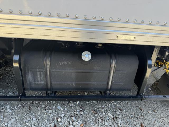 デュトロ パネルバン　１０尺　全低床　キタムラ　リア２重観音扉　ラッシング２段　床ステンレス　左サイドドア　ＡＴ　オートマ　２ペダル　積載１．６ｔ　ＥＴＣ１．０　バックカメラ　車線逸脱警報　プリクラッシュセーフティー　５ｔ限定免許対応（25枚目）
