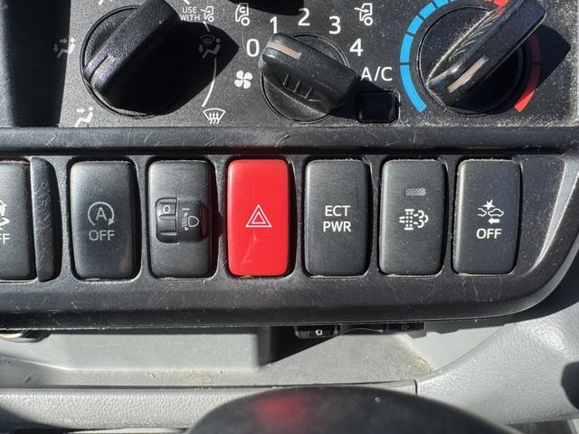 デュトロ パネルバン　１０尺　全低床　キタムラ　リア２重観音扉　ラッシング２段　床ステンレス　左サイドドア　ＡＴ　オートマ　２ペダル　積載１．６ｔ　ＥＴＣ１．０　バックカメラ　車線逸脱警報　プリクラッシュセーフティー　５ｔ限定免許対応（32枚目）