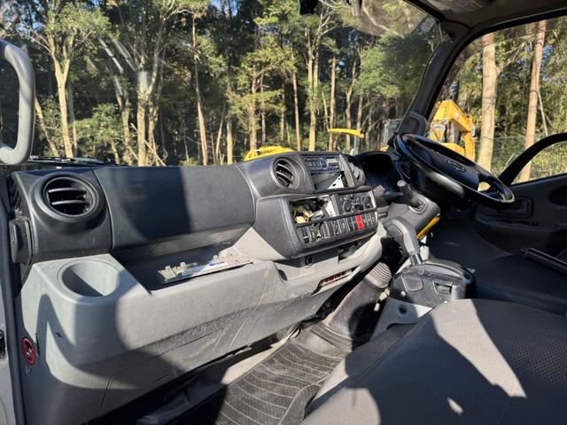 デュトロ パネルバン　１０尺　全低床　キタムラ　リア２重観音扉　ラッシング２段　床ステンレス　左サイドドア　ＡＴ　オートマ　２ペダル　積載１．６ｔ　ＥＴＣ１．０　バックカメラ　車線逸脱警報　プリクラッシュセーフティー　５ｔ限定免許対応（34枚目）