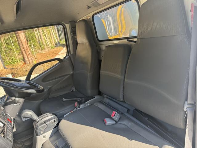 デュトロ パネルバン　１０尺　全低床　キタムラ　リア２重観音扉　ラッシング２段　床ステンレス　左サイドドア　ＡＴ　オートマ　２ペダル　積載１．６ｔ　ＥＴＣ１．０　バックカメラ　車線逸脱警報　プリクラッシュセーフティー　５ｔ限定免許対応（35枚目）