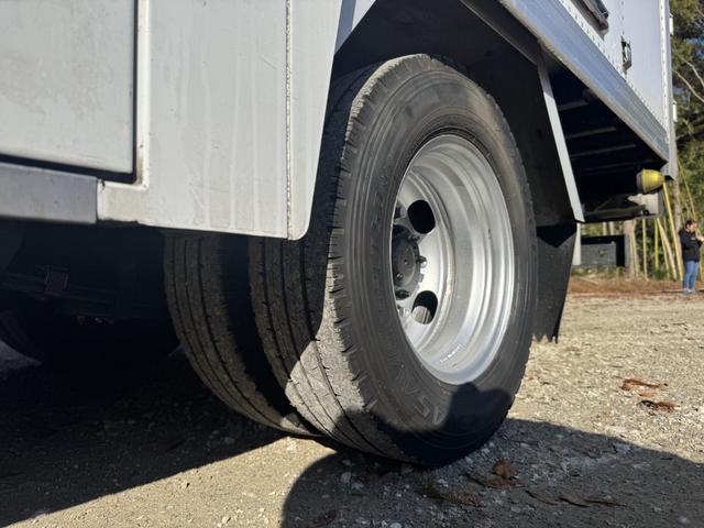 デュトロ パネルバン　１０尺　全低床　キタムラ　リア２重観音扉　ラッシング２段　床ステンレス　左サイドドア　ＡＴ　オートマ　２ペダル　積載１．６ｔ　ＥＴＣ１．０　バックカメラ　車線逸脱警報　プリクラッシュセーフティー　５ｔ限定免許対応（40枚目）