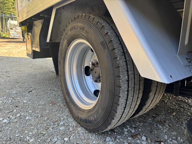 デュトロ パネルバン　１０尺　全低床　キタムラ　リア２重観音扉　ラッシング２段　床ステンレス　左サイドドア　ＡＴ　オートマ　２ペダル　積載１．６ｔ　ＥＴＣ１．０　バックカメラ　車線逸脱警報　プリクラッシュセーフティー　５ｔ限定免許対応（42枚目）